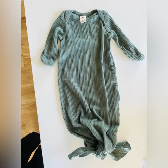 Kate Quinn knotted gown 0-3M. - Picture 2 of 3